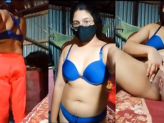 Akhi's unbelievable bod bounces as she delights herself with her thumbs