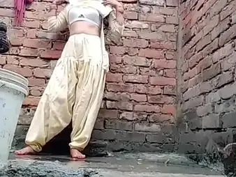 Desi's feigning sista's viral movie: Indian desi sauteli's torrid hook-up gauze