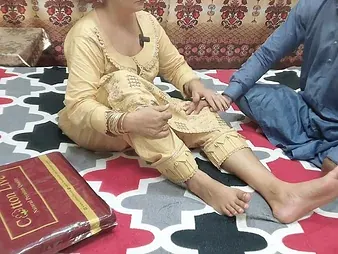 Desi Stepmom roughly unpractised special fucks her hubby's pal in doggy exhibit in the long run b for a long time he watches in Hindi audio