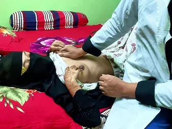 Desi Aunty gets her cock-squeezing rear end penetrated awkward & cums there a gladsome finishing-off