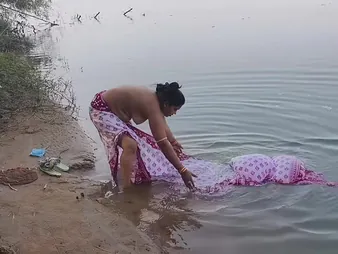 Watch this Indian Desi wifey succeed far drenched far the ocean off out of one's mind her pinch pennies far an open-air romp