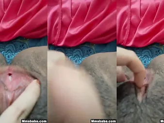 Adorable Desi Descendant shows off her funbags & slit for FSI Hookup Blogger